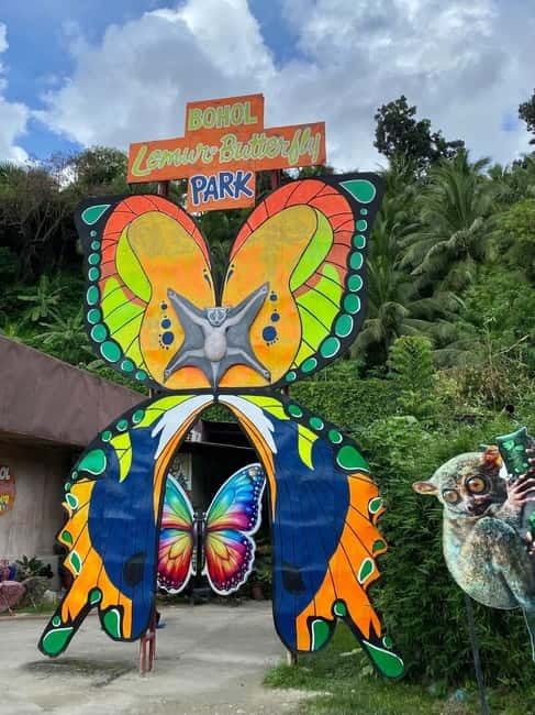 BOHOL: Chocolate Hills, Tarsiers and Loboc River Day Tour - Stop 1: Blood Compact Shrine, history you can see quickly