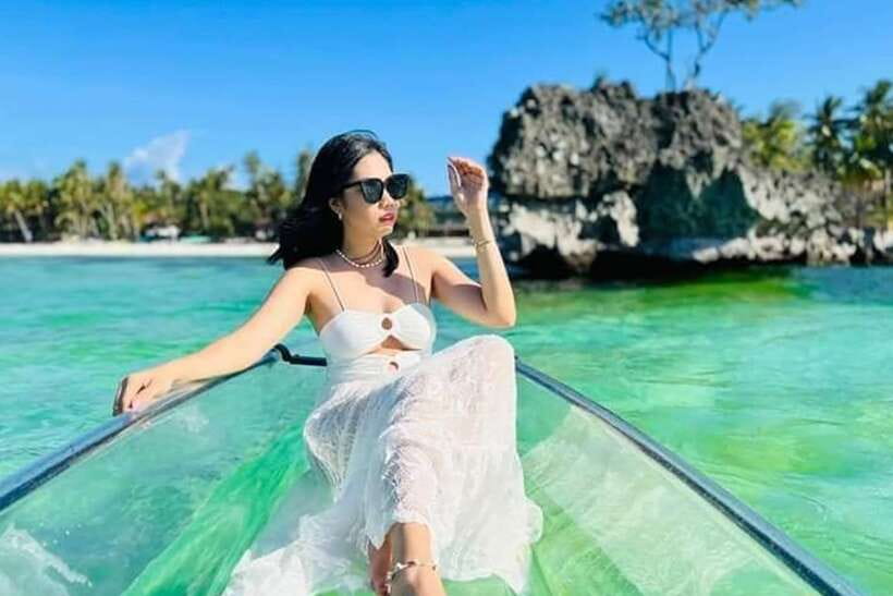 Boracay: Crystal Kayak Photo-op Experience - How the guide helps your posing, fast and practical