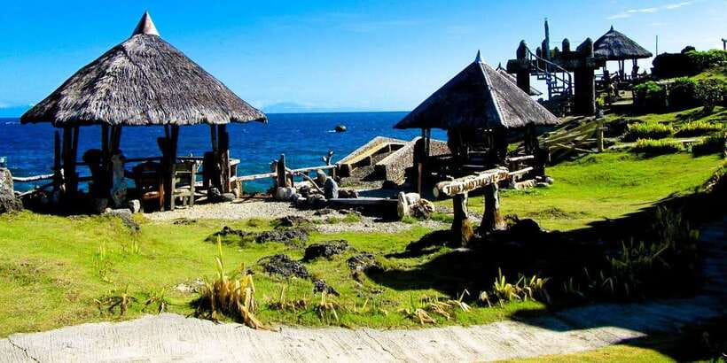 Boracay: Island Hopping Tour with Boodle Fight Lunch - Sunbathing on Boracay’s beaches: plan for quick comfort