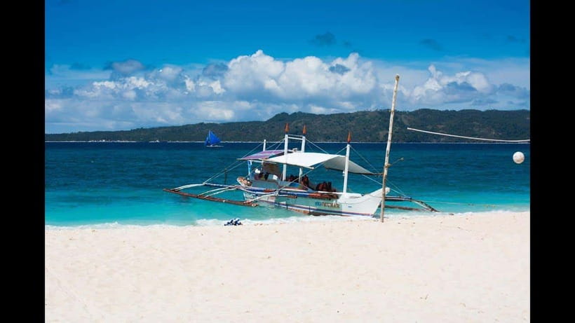 Boracay: Island Hopping Tour with Boodle Fight Lunch - Getting to the meetup: Moksha Cafe and Bia Water Sports