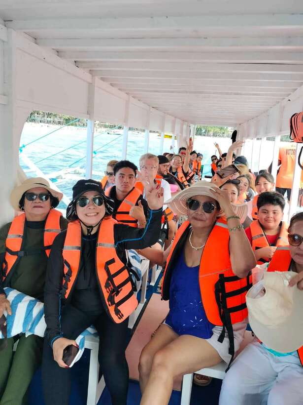 Boracay: Island Hopping with Snorkeling and Crystal Cove - The 5-Hour Flow: Boat Time, Stops, and Staying Relaxed