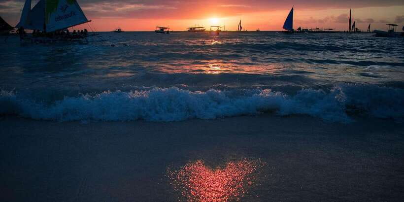 Boracay: Paraw Sailing - The quiet sailing part: how paraw sails change the mood