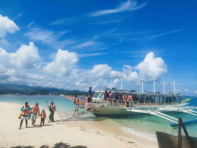 Boracay: Private Island Boat Tour and Lunch with Seaview - The 3.5-Hour Plan: How the Timing Usually Works