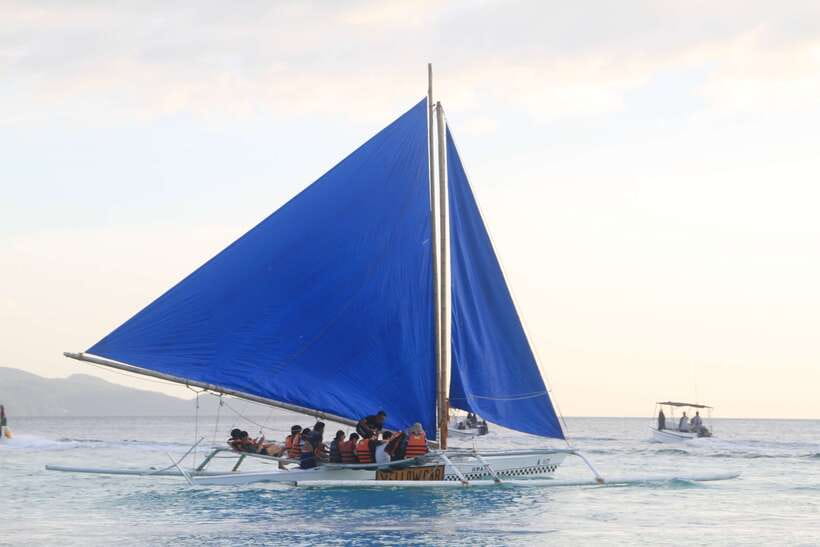 Boracay: Private Traditional Bamboo Boat Sailing Tour - Paraw sailing on Boracay’s water: why this 1-hour trip feels different