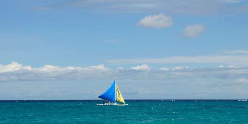 Boracay: Private Traditional Bamboo Boat Sailing Tour - What the paraw design means for your comfort (and your toe dip)