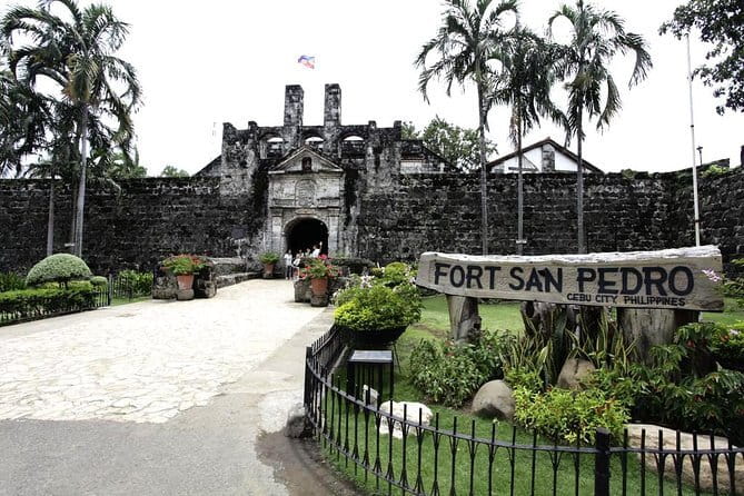 Cebu Group Tour: Best Cebu City Tour - Magellan’s Cross and the Basilica del Santo Niño: the heart of old Cebu