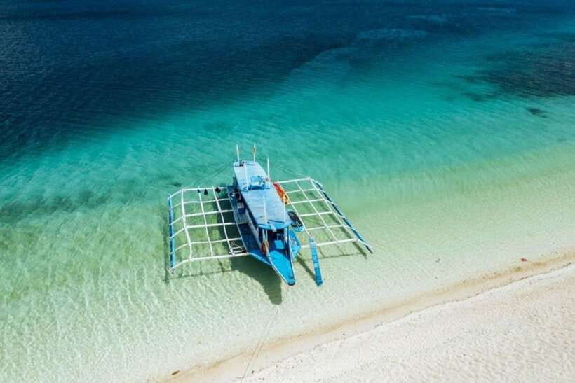 Coron: Barracuda Lake, Skeleton Wreck, Twin Lagoon Boat Tour - Getting picked up in downtown Coron, and meeting your crew