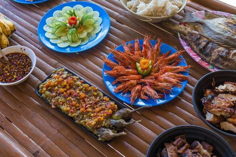 Coron: Barracuda Lake, Skeleton Wreck, Twin Lagoon Boat Tour - Smith Beach lunch and Reef Garden snorkeling: the part where you fuel up