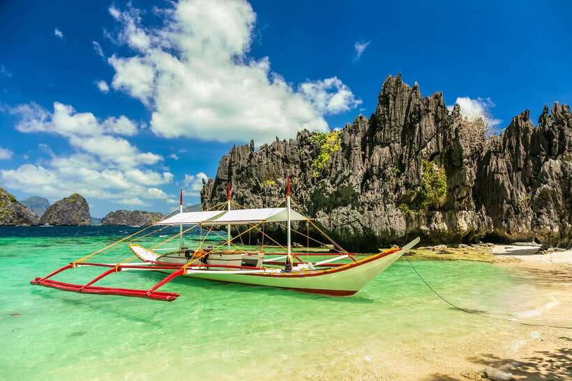 Coron: Off-Bay Islands, Lagoons and Lakes Hopping Tour - Lunch on the beach: BBQ and seafood, plus a vegetarian-friendly option