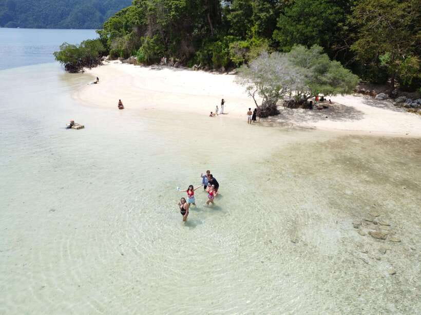 CORON TOUR - PRIVATE BOAT RENTAL with LUNCH (7 Destinations) - Skeleton Wreck, White Sand Beach, and Banul Beach Breaks