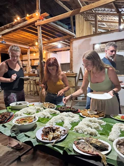 El Nido, Sibaltan: Family Dinner, Bonfire and Karaoke - How to eat booth-style Filipino food without stress