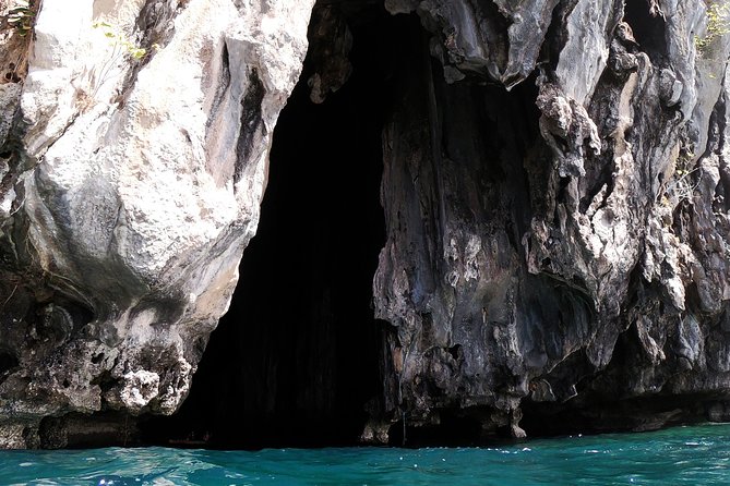 El Nido Tour C - Helicopter Island: the limestone cliffs you came for
