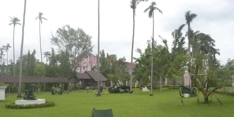 Full Day Tour Villa Escudero Plantation - Lunch at the foot of a river dam, with lagoon water at your feet