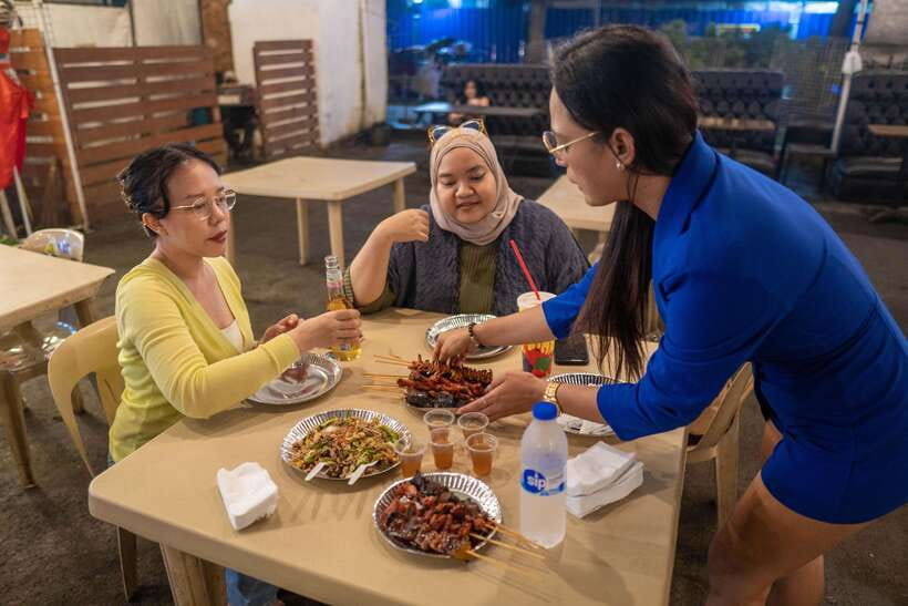 Makati: Street Food Experience with a Local Guide - Dinner, Photography, and the Small-Group Advantage (Up to 10)