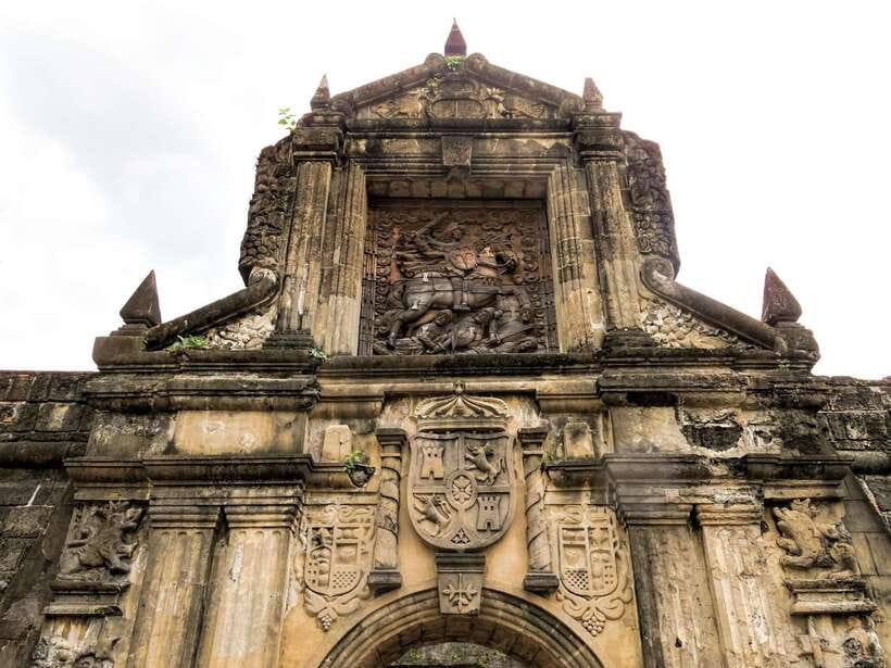 Manila: Filipino Historic Walking Tour in Intramuros - Intramuros walls and narrow streets: the story behind the stone