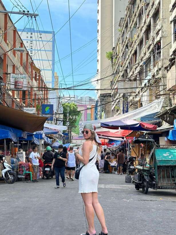 Manila: Hidden Gems Guided Tour - Shopping at the biggest mall-style hub, plus budget souvenir time