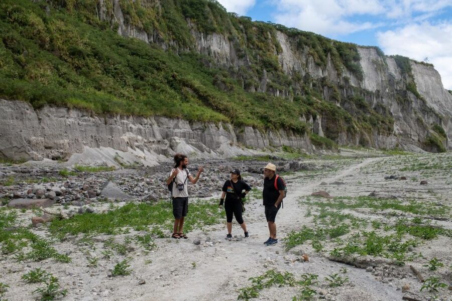 Manila: Mount Pinatubo 4X4 & Hiking Trip - Lunch, crater photos, and the best time for your camera