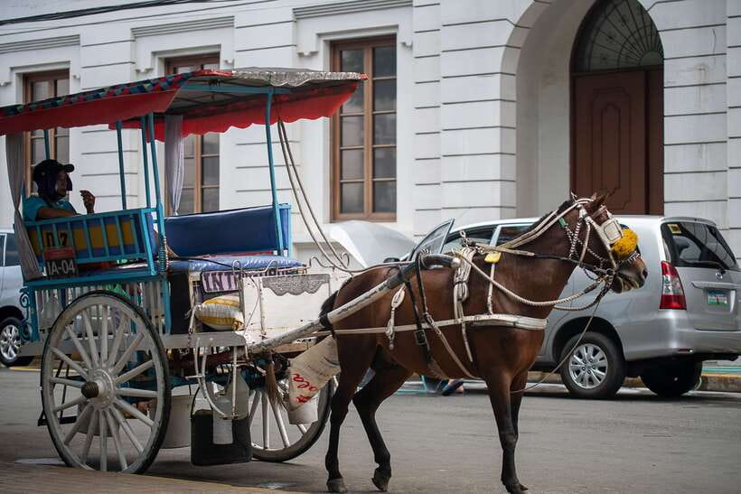 Manila: Sightseeing and Food Walking Tour with Tastings - Entering Manila at Quiapo Market, where the day starts fast