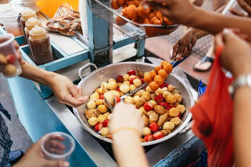 Manila: Street Food and Drinks Walking Tour with Tastings - Why Binondo street food is a smart way to understand Manila