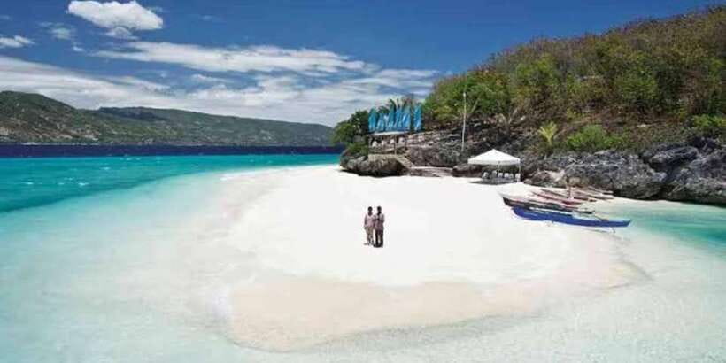 Oslob: Whale shark swimming, Tumalog Falls, Sumilon Sandbar - What to bring for a day that mixes boats, waterfalls, and snorkeling