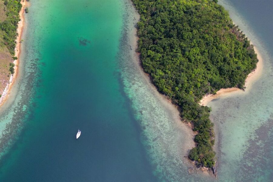 Palawan: Private Sailing Yacht Cruise in El Nido - A private 43-foot sailing day in El Nido, built for calm water