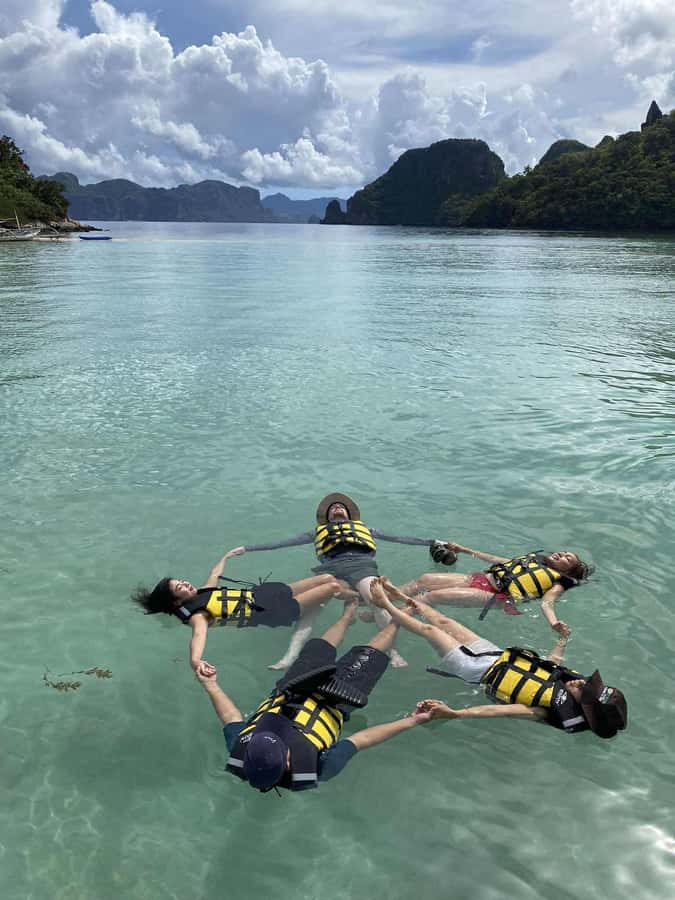 Private tour of the most outstanding beaches in El Nido - Lunch onboard: Filipino food, practical timing, and food rules
