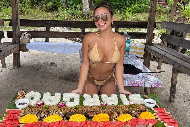 Private Tri Island Hopping & Boodle Fight Lunch in Siargao Island - Stop 2: Daku Island, local fishing community time, and a real boodle fight lunch