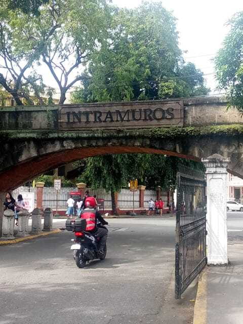 Revolutionary Tour of Manila - Calle Real and the Big Intramuros Contrast
