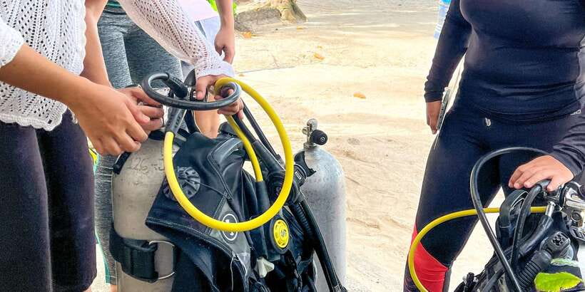 Scuba Diving in Boracay: SSI Basic Diver for Beginners - Instructor Style and Group Vibe in a First-Timer Course